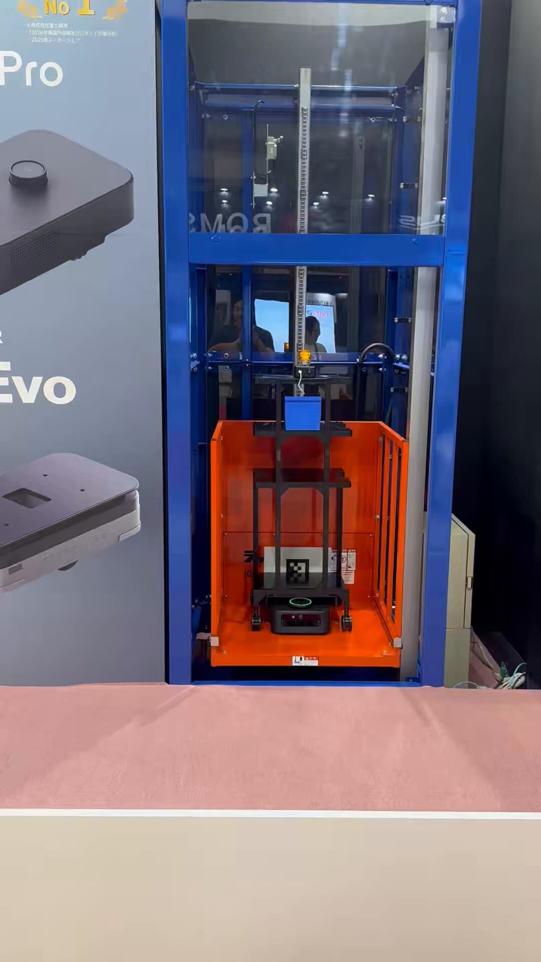 倉庫の通路を移動するカチャカの搬送ロボット